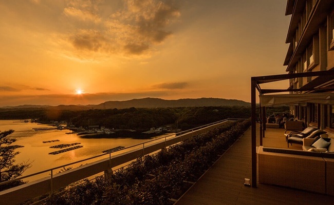 旅行カタログギフトEXETIME PLATINUM (エグゼタイム プラチナム)に掲載されているバルコニーから絶景を楽しめる広大なお部屋の写真